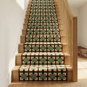 Peut inclure: Un escalier en bois avec un tapis de course à motifs. Le tapis présente un motif géométrique répétitif dans les tons de vert, marron et crème. La rampe et les marches en bois complètent les couleurs du tapis, créant un aspect cohérent.