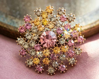 Spilla di cristallo di grande effetto per invitata a un matrimonio, spilla a forma di fiore con strass colorati, gioiello elegante e formale, spilla vistosa con strass colorati