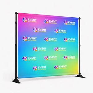 Puede incluir: Un gran telón de fondo colorido con un degradado de rosa, azul y amarillo. El telón de fondo presenta el texto "EVENT SOLUTIONS" repetido varias veces, junto con un logotipo floral. El telón de fondo está soportado por un marco de metal negro.