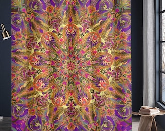 Pode incluir: Uma cortina de duche com um grande padrão de mandala simétrico em tons vibrantes de roxo, magenta, dourado e laranja. O design intrincado consiste em formas florais e geométricas repetitivas que irradiam a partir de um ponto central.