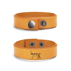 Pulsera de cuero punk personalizada con letras hebreas Eyal, negra/amarilla, grabada y ajustable para hombre. Regalo personalizado para el Día del Padre, cumpleaños o cualquier ocasión.