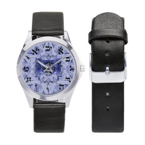 Può includere: Un orologio da polso argentato con quadrante blu e cinturino in pelle nera. Il quadrante presenta un design decorativo con numeri attorno al bordo.