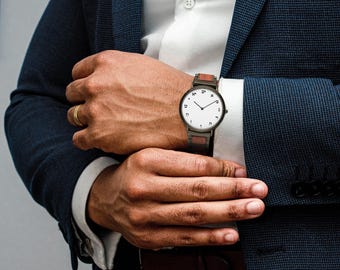 Hebrew Dial Bamboo Watch: Eco-Friendly Unisex Timepiece