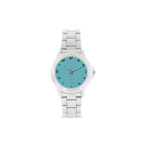 Puede incluir: Un reloj de pulsera plateado con una esfera azul y números hebreos. El reloj tiene una correa de metal plateado.