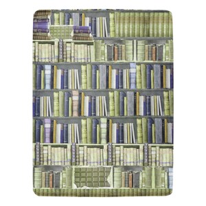 Pode incluir: Uma estante de livros cheia de filas de livros coloridos. Os livros est&atilde;o dispostos em forma de grade e s&atilde;o de diferentes tamanhos e cores. Alguns dos livros t&ecirc;m t&iacute;tulos vis&iacute;veis, enquanto outros est&atilde;o ocultos pelas prateleiras.