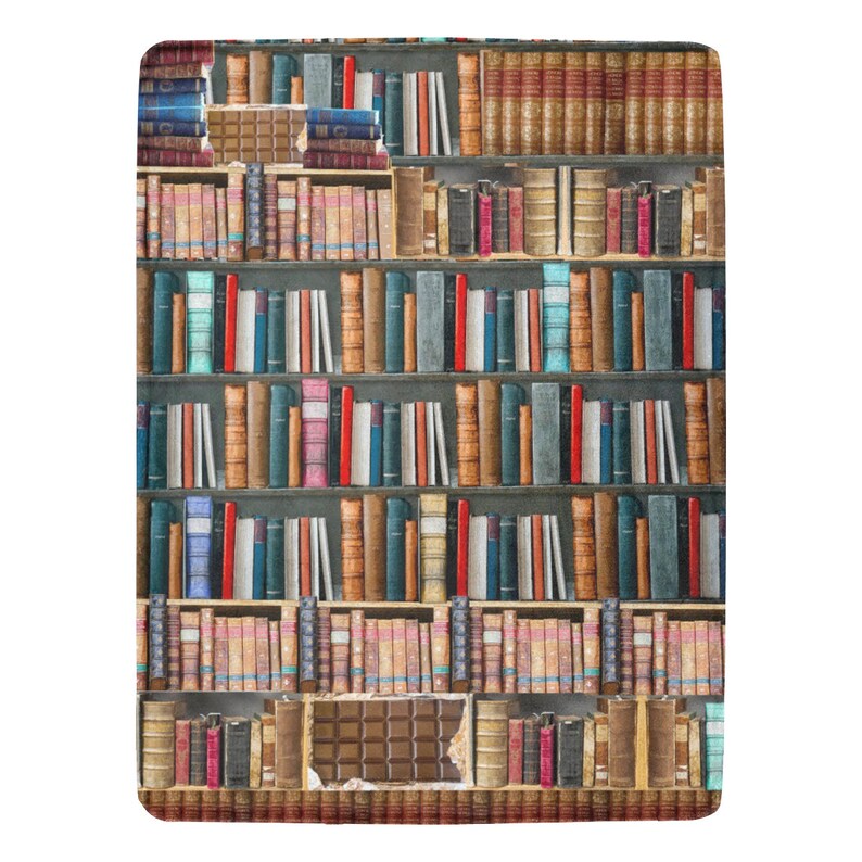 Pode incluir: Uma estante de livros cheia de filas de livros coloridos. Uma barra de chocolate &eacute; parcialmente vis&iacute;vel na prateleira inferior.