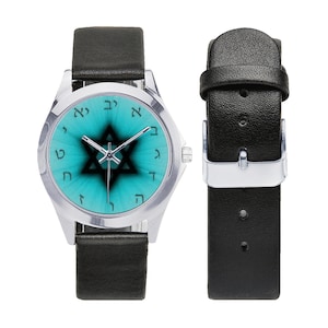 Puede incluir: Un reloj de pulsera de cuero negro con una caja plateada y una esfera turquesa. La esfera presenta una estrella de David plateada con letras hebreas alrededor del borde.