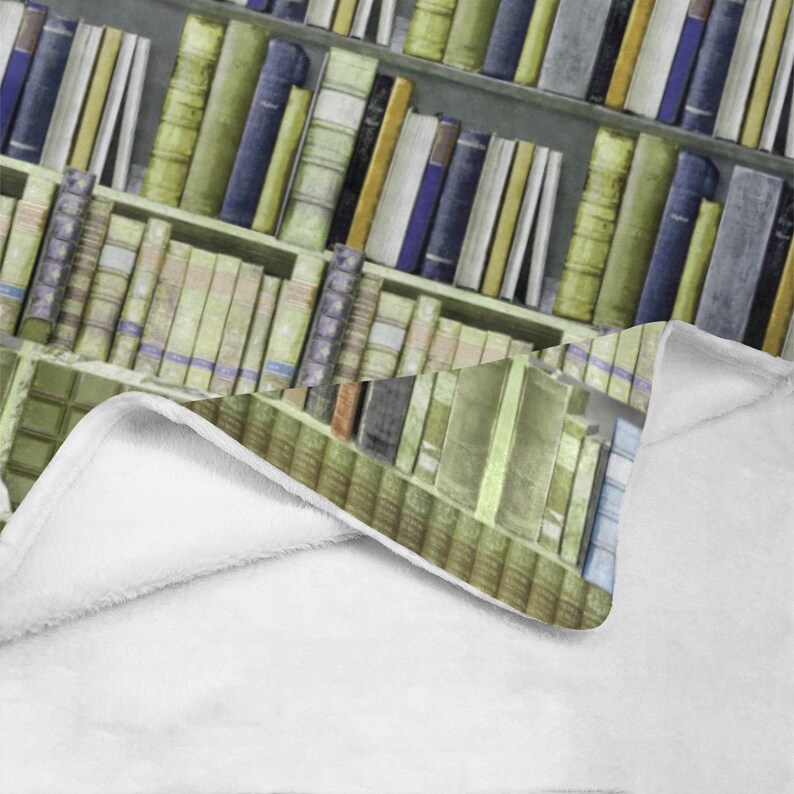 Pode incluir: Um close-up de uma estante cheia de filas de livros antigos e desgastados. Os livros s&atilde;o principalmente verdes, marrons e azuis, e est&atilde;o dispostos de forma organizada e limpa. A estante &eacute; de madeira e tem um acabamento marrom claro.