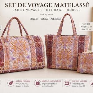 Peut inclure: Un ensemble de voyage matelassé comprenant un sac de voyage, un tote bag et une trousse à motif floral violet, orange et crème. Le sac mesure 44,5 x 25 x 22 cm, le tote bag 43 x 30 x 32 cm avec anses de 29 cm, et la trousse 20 x 15 cm.