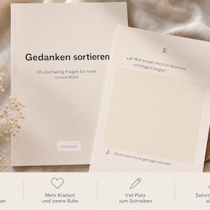 Könnte beinhalten: Zwei offene Journale mit dem Text "Gedanken sortieren" und "30 Journaling Fragen für mehr innere Ruhe" werden auf einem neutralen Hintergrund gezeigt. Ein Journal ist auf einer Seite mit einer Aufforderung geöffnet. Das Bild enthält auch den Text "Viel Platz zum Schreiben".