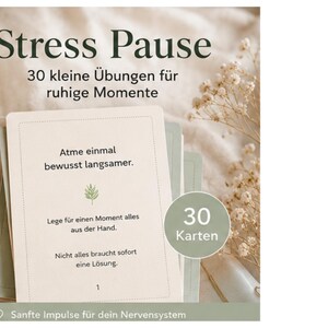 Könnte beinhalten: Ein Kartenspiel mit 30 Karten mit dem Titel "Stress Pause" mit deutschem Text. Die Karten sind hellbeige mit grünen Akzenten und enthalten beruhigende Sätze. Ein Glas mit einer Kerze und Trockenblumen befindet sich im Hintergrund.