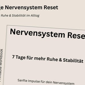 Könnte beinhalten: Ein druckbares Arbeitsbuch mit dem Titel "Nervensystem Reset" in fetter schwarzer Schrift. Das Arbeitsbuch verspricht "7 Tage für mehr Ruhe & Stabilität" und "Sanfte Impulse für dein Nervensystem" auf hellbeigem Hintergrund.