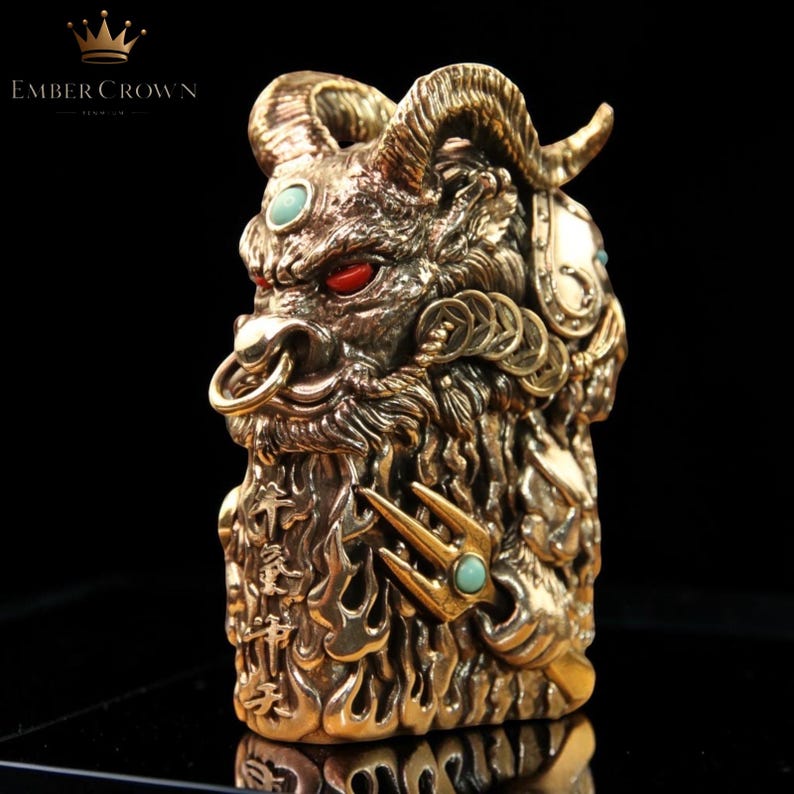 K&ouml;nnte beinhalten: Eine detaillierte Bronzeskulptur einer widderartigen Kreatur mit gebogenen H&ouml;rnern, roten Augen und einem Nasenring. Die Skulptur weist komplizierte Details auf, darunter M&uuml;nzen und t&uuml;rkisfarbene Akzente. Der Sockel hat chinesische Schriftzeichen.