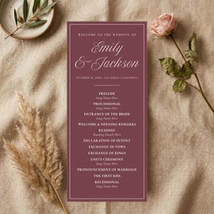 Puede incluir: Una tarjeta de programa de boda rectangular en color granate oscuro con texto blanco que dice Welcome to the Wedding of Emily & Jackson, October 10, 2026, San Diego, California, seguida de una lista de eventos de la ceremonia como Prelude y Processional.