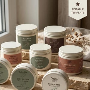Peut inclure: Huit pots ronds blancs de beurre corporel avec des étiquettes de couleurs variées portant des noms de marques comme NatureLine, Sal y Mar et Crystal Care. Chaque pot contient du beurre de karité ou de cacao fouetté, poids net 56 g indiqué.