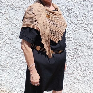 Châle dentelle soie lurex et perles doré GOLD SCALES, une élégante queue de dragon crochetée main pour illuminer toutes vos tenues festives.