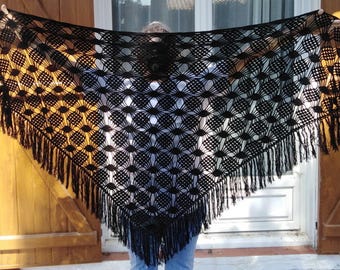 Chal gigante de ganchillo negro de 260 cm, estilo bohemio gótico chic, ideal para bodas y ceremonias nocturnas. Lujoso encaje hecho a mano.