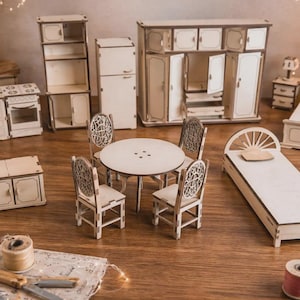 Könnte beinhalten: Eine Sammlung von Miniatur-Puppenhausmöbeln aus Holz, darunter eine Küchenzeile, ein Esstisch mit Stühlen, ein Schlafzimmer-Set und Aufbewahrungseinheiten. Die Möbel sind hellbraun mit detaillierten Ausschnitten.