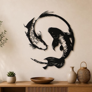 Pode incluir: Arte de parede de peixes koi em metal preto. Dois peixes estão entrelaçados em um design circular. A obra de arte é montada em uma parede bege clara. Abaixo, há um armário de madeira com itens decorativos.