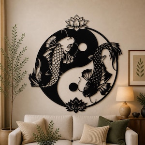 Può includere: Opera d'arte da parete in metallo nero con un design Yin e Yang con due pesci koi e fiori di loto. I pesci koi sono dettagliati, su una parete color crema. Un elemento decorativo per l'arredamento della casa, di circa 70 cm di diametro.
