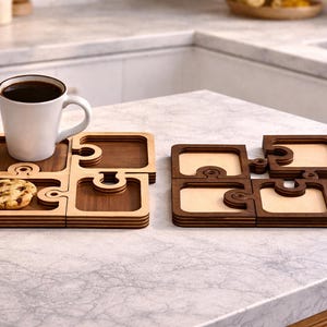 Puede incluir: Un juego de tres tazas de cerámica con un acabado mate moteado. Las tazas son de color crema, gris claro y gris oscuro. Cada taza tiene un diseño simple y moderno y un asa redondeada.