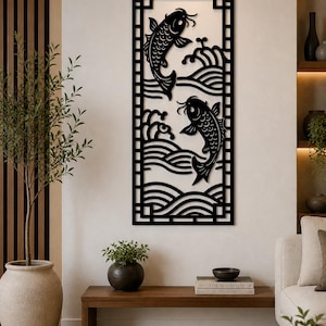 Könnte beinhalten: Schwarze Metall-Wandkunst mit zwei Koi-Karpfen, die in einem stilisierten Wellenmuster schwimmen. Das Kunstwerk ist in einem rechteckigen Rahmen eingefasst und schafft eine moderne und elegante Ästhetik. Geeignet für die Inneneinrichtung.