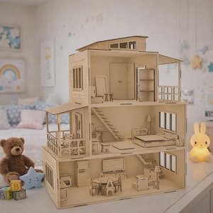 Könnte beinhalten: Ein dreistöckiges Holzpuppenhaus mit detaillierten Innenausschnitten, einschließlich Möbeln und Treppen. Das Puppenhaus ist aus hellem Holz gefertigt und hat Fenster und Balkone. Ein Teddybär und anderes Spielzeug befinden sich in der Nähe.