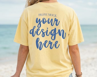 Maqueta de camiseta Comfort Colors 1717 vista trasera, maqueta de estilo de vida playero amarillo mantequilla, maqueta de camiseta unisex, maqueta para impresión bajo demanda
