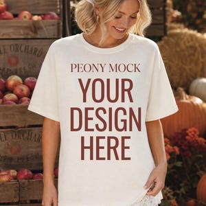 Mockup da camiseta Comfort Colors 1717 cor marfim, modelo para estilo "Pumpkin Patch Lifestyle", mockup de boutique de outono, modelo feminino, download digital.