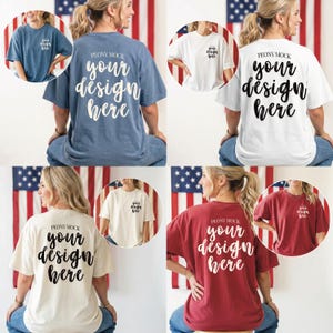 K&ouml;nnte beinhalten: Verschiedene T-Shirts in Blau-, Wei&szlig;- und Rott&ouml;nen. Auf jedem Shirt steht "PEONY MOCK your design here" auf dem R&uuml;cken. Die Shirts werden vor dem Hintergrund der amerikanischen Flagge pr&auml;sentiert.