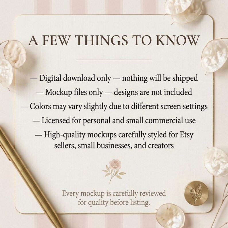 Op de afbeelding: Een cr&egrave;mekleurige kaart met de tekst "A FEW THINGS TO KNOW" en opsommingstekens over digitale downloads, mockup-bestanden en gebruikslicenties. Een gouden pen, bloemmotieven en een zegel zijn ook zichtbaar.