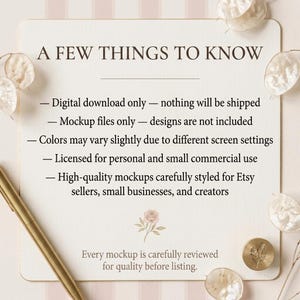 K&ouml;nnte beinhalten: Eine cremefarbene Karte mit dem Text "A FEW THINGS TO KNOW" und Aufz&auml;hlungszeichen zu digitalen Downloads, Mockup-Dateien und Nutzungslizenzen. Ein goldener Stift, florale Akzente und ein Wachssiegel sind ebenfalls zu sehen.