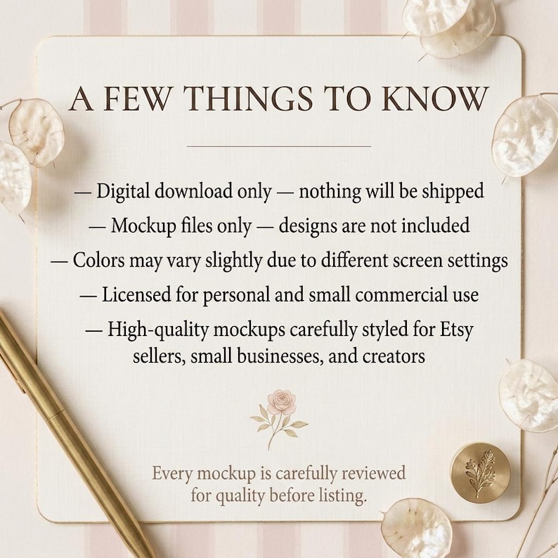 K&ouml;nnte beinhalten: Eine cremefarbene Karte mit dem Text "A FEW THINGS TO KNOW" und Aufz&auml;hlungszeichen zu digitalen Downloads, Mockup-Dateien und Nutzungslizenzen. Ein goldener Stift, florale Akzente und ein Wachssiegel sind ebenfalls zu sehen.