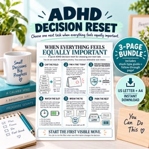 Puede incluir: Una hoja informativa blanca titulada ADHD DECISION RESET con seis pasos numerados para priorizar tareas. El documento incluye texto, iconos y una insignia de paquete de 3 páginas. Se presenta junto a una taza, un cuaderno y un letrero de madera.