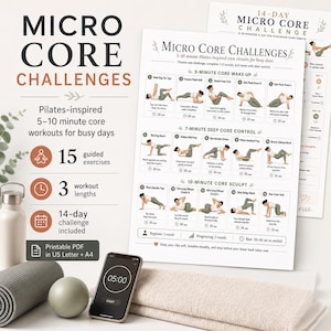 Könnte beinhalten: Ein gedruckter Trainingsleitfaden mit dem Titel Micro Core Challenges, der 15 von Pilates inspirierte Übungen in 5-, 7- und 10-minütigen Zirkeln enthält. Das Dokument umfasst einen 14-Tage-Herausforderungsplan, Übungsillustrationen und Anleitungen.
