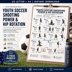 Könnte beinhalten: Eine gedruckte Anleitung mit dem Titel Youth Soccer Shooting Power & Hip Rotation auf einem Klemmbrett, die zwölf illustrierte Fußballübungen für 9- bis 17-Jährige zeigt, inklusive Fußball und einer dunkelblauen Trinkflasche mit Focus. Train. Score.