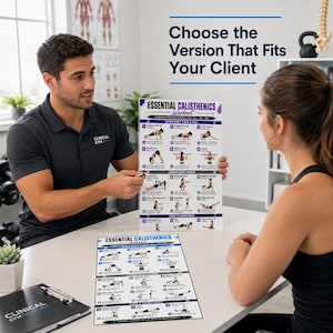 K&ouml;nnte beinhalten: Ein Mann und eine Frau sitzen an einem Tisch, mit einem Poster, das Calisthenics-&Uuml;bungen zeigt. Das Poster tr&auml;gt den Text "ESSENTIAL CALISTHENICS Workout" und enth&auml;lt Illustrationen verschiedener &Uuml;bungen. Ein Klemmbrett mit dem Text "CLINICAL GYM CHART PRO" liegt auf dem Tisch.