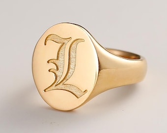 Anillo de sello gótico vintage en oro de 18 quilates con escudo noble y grabado personalizado.
