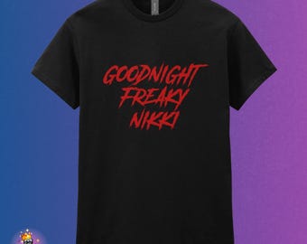 Camiseta com estampa "Boa Noite, Freaky Nikki" | Produtos da Obsession Film