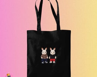Bolso tote Sylvanian Family con diseño de rivalidad acalorada / Camiseta de Ilya y Shane