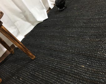 Tappeto in juta nera naturale, tessuto a mano: decorazione geometrica in stile scandinavo.