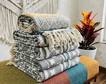 Coperta/plaid in cotone bianco astratto, con bordi sfrangiati e stampa animalier.