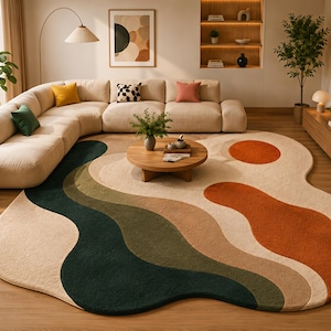 Pode incluir: Um tapete com formato orgânico irregular, apresentando faixas onduladas em camadas nas cores verde floresta profundo, verde oliva, bege e laranja queimado. O tapete tem uma superfície texturizada e felpuda sobre um piso de madeira clara.