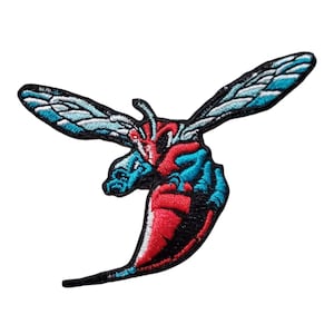 Op de afbeelding: Geborduurde patch met een gestileerd insectenontwerp. De patch heeft een levendig kleurenpalet, met een combinatie van rood, blauw en zwart. De vleugels zijn gedetailleerd met lichtblauw en wit, wat een opvallend contrast creëert.