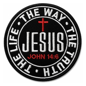 Könnte beinhalten: Ein kreisförmiger, schwarzer Stickaufnäher mit dem weißen Schriftzug JESUS in der Mitte und einem kleinen roten Kreuz darüber. Der Text JOHN 14:6 ist darunter in Rot gestickt. Der Rand enthält den weißen Text THE WAY THE TRUTH THE LIFE.