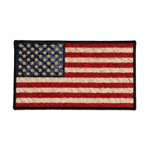 Op de afbeelding: Rechthoekige patch met het ontwerp van de Amerikaanse vlag. De vlag heeft rode en witte strepen met een blauw vierkant in de linkerbovenhoek gevuld met witte sterren. De patch heeft een zwarte rand en een getextureerde uitstraling.