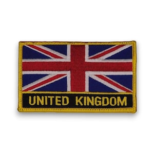 Könnte beinhalten: Ein rechteckiger Aufnäher mit dem Union Jack, der Flagge des Vereinigten Königreichs. Das Design umfasst rote und weiße Streifen und ein zentrales rotes Kreuz auf blauem Grund. Der Text "UNITED KINGDOM" steht in weißen Buchstaben auf einem schwarzen Banner.
