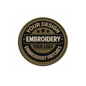 Puede incluir: Parche bordado redondo en negro y verde oliva. El parche presenta el texto "YOUR DESIGN" encima de "EMBROIDERY" y "YOUR LOGO". Las palabras "EMBROIDERY PATCHES" están arqueadas en la parte inferior.