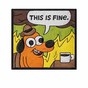 Könnte beinhalten: Gestickter Aufnäher mit einem orangefarbenen Hund mit Hut und dem Text "THIS IS FINE" in einer Sprechblase. Der Hund lächelt, mit einer Tasse Kaffee auf einem Tisch. Der Hintergrund zeigt eine Waldszene.