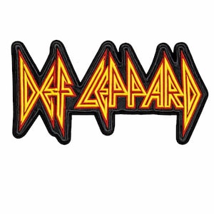 Puede incluir: Parche bordado con el nombre de la banda DEF LEPPARD en una fuente angular estilizada. El texto es amarillo y está delineado en negro y rojo, sobre un fondo negro. El parche tiene un borde negro.